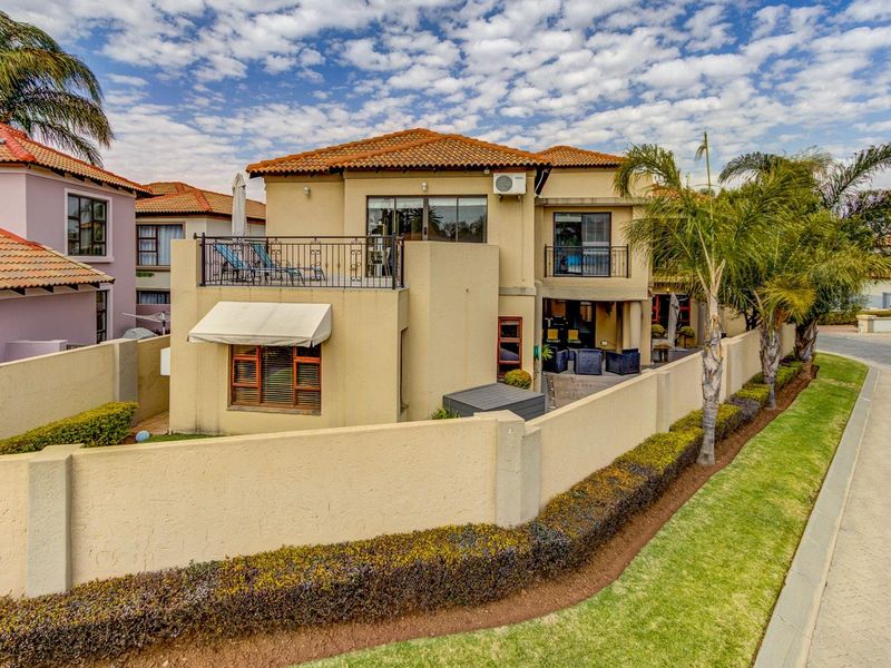 SPACIOUS, SOPHISTICATED CLUSTER IN VILLA LUCIANA! - Photo 4