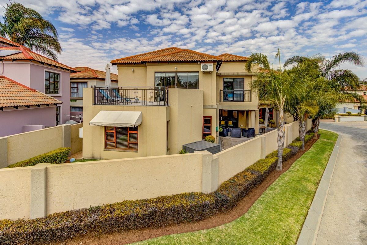 SPACIOUS, SOPHISTICATED CLUSTER IN VILLA LUCIANA! - Photo 4