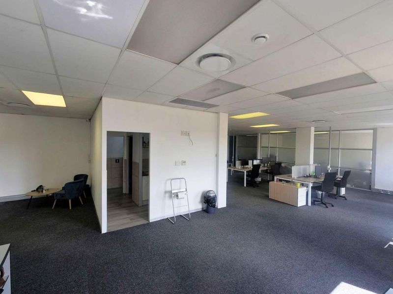 220sqm First-Floor Office To Let – The Estuaries, Century City - Photo 8