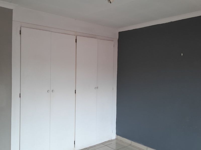 **Charming 2-Bedroom Apartment with Modern Amenities** - Photo 10