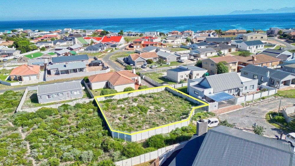 Location of our Plot in Perlemoenbaai. Sea at the back.