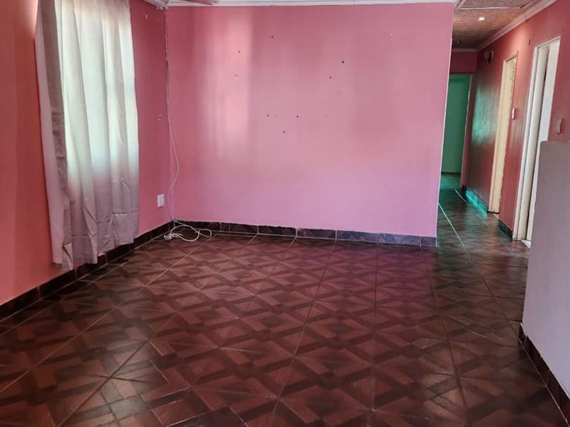 Charming 3-Bedroom House for Sale - R1,100,000 - Photo 5