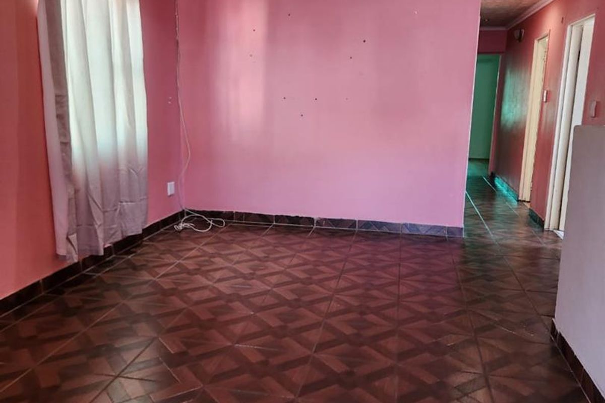 Charming 3-Bedroom House for Sale - R1,100,000 - Photo 5