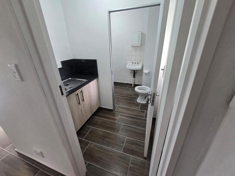 Newly Renovated Commercial Property for Rent – Prime Location - Photo 4