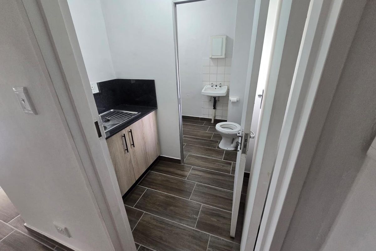 Newly Renovated Commercial Property for Rent – Prime Location - Photo 4