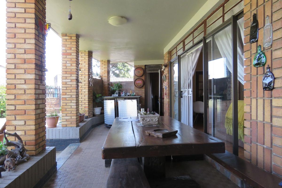 Spacious Florentia Family Living with Private Granny Flat - Photo 3