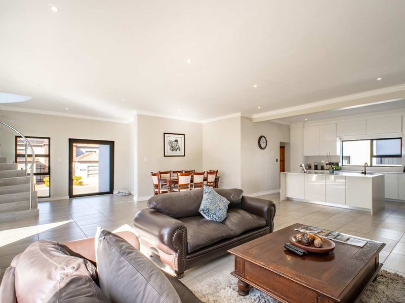 Four Bedroom Family Home in Blue Valley Golf Estate - Photo 4