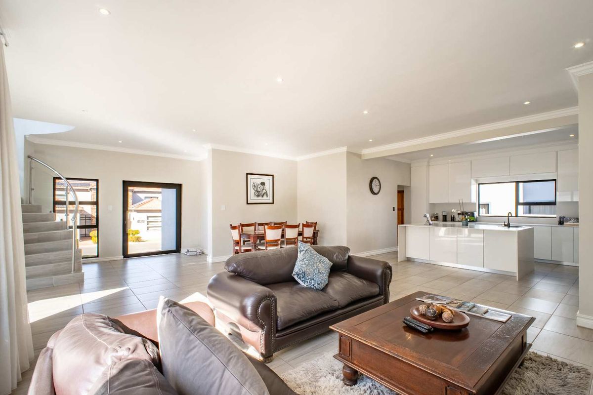 Four Bedroom Family Home in Blue Valley Golf Estate - Photo 4