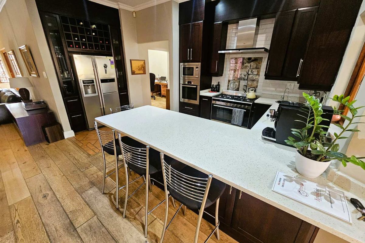 SOLD - Exquisite Family Haven – A Prestige Properties Exclusive - Photo 2