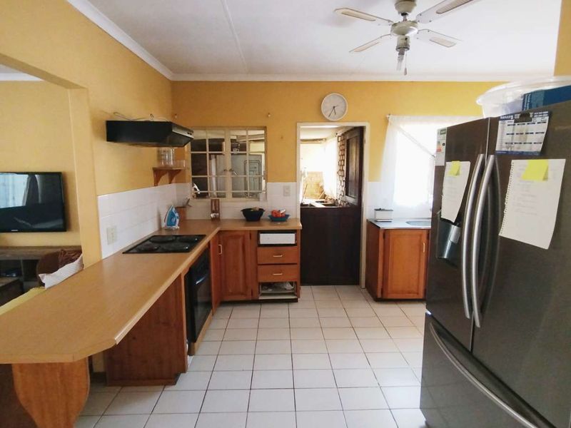 SPACIOUS 4 BEDROOM HOUSE FOR SALE IN DOORPOORT - Photo 4