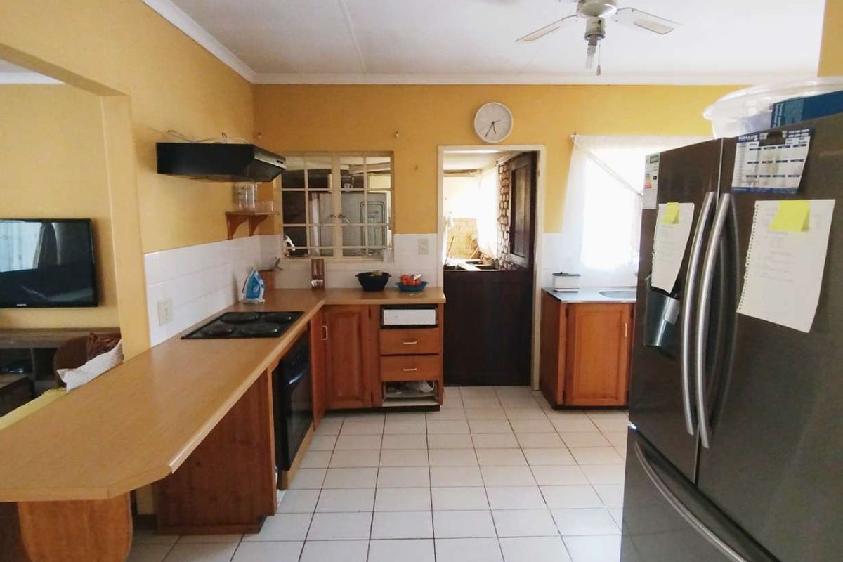 SPACIOUS 4 BEDROOM HOUSE FOR SALE IN DOORPOORT - Photo 4