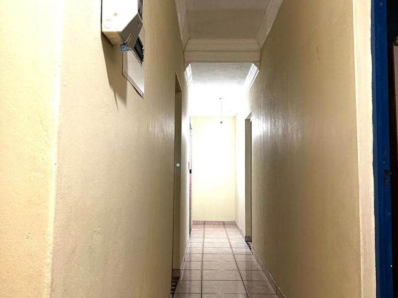 Expansive 5-Bedroom Home with Luxury Ensuites & Entertainer’s Appeal - Photo 9