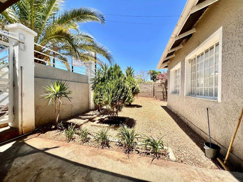 Office Building with 2 Bedroom Flat For Sale - Photo 2