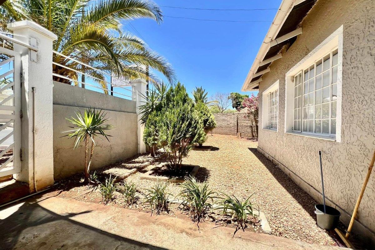 Office Building with 2 Bedroom Flat For Sale - Photo 2