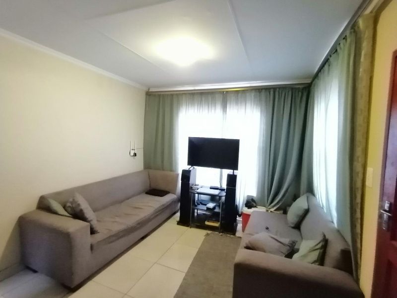 Charming 2-Bedroom Home – Ideal for First-Time Buyers or Investors - Photo 7