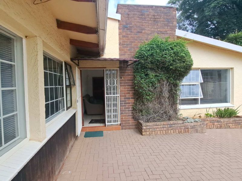 VERSATILE PROPERTY WITH OFFICE, RESIDENTIAL & INCOME POTENTIAL - Photo 3