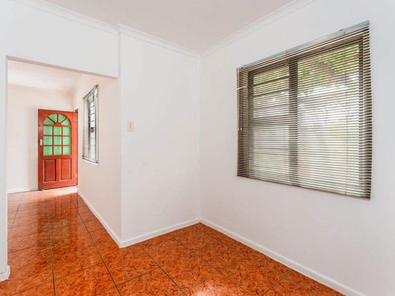 Bright & Spacious 3-Bedroom Home with Stunning Sea Views - Photo 9