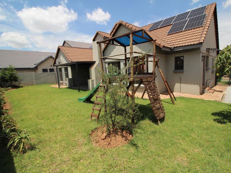 Modern 3-Bedroom Home with Solar in Brooklands Lifestyle Estate - Photo 3