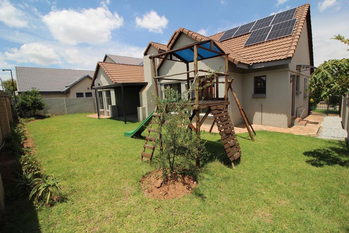 Modern 3-Bedroom Home with Solar in Brooklands Lifestyle Estate - Photo 3