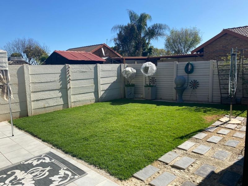 2 Bedroom with Private Garden and Covered Parking - Photo 2