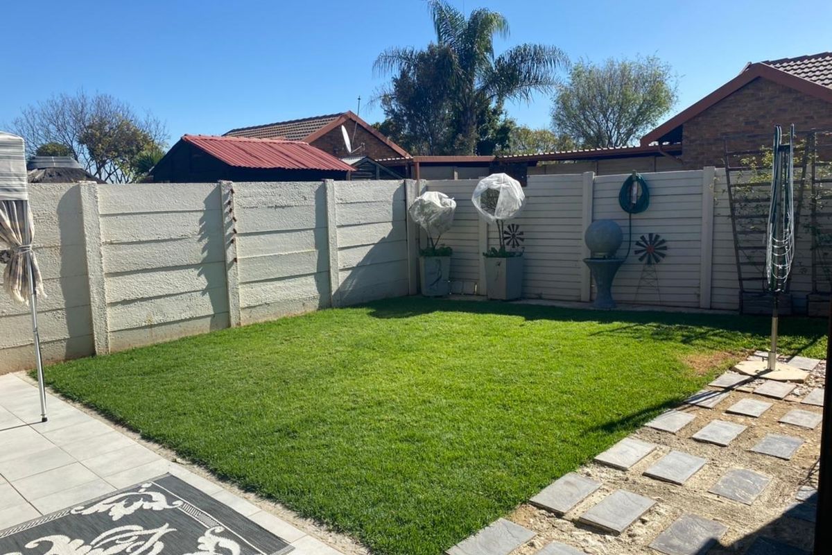 2 Bedroom with Private Garden and Covered Parking - Photo 2