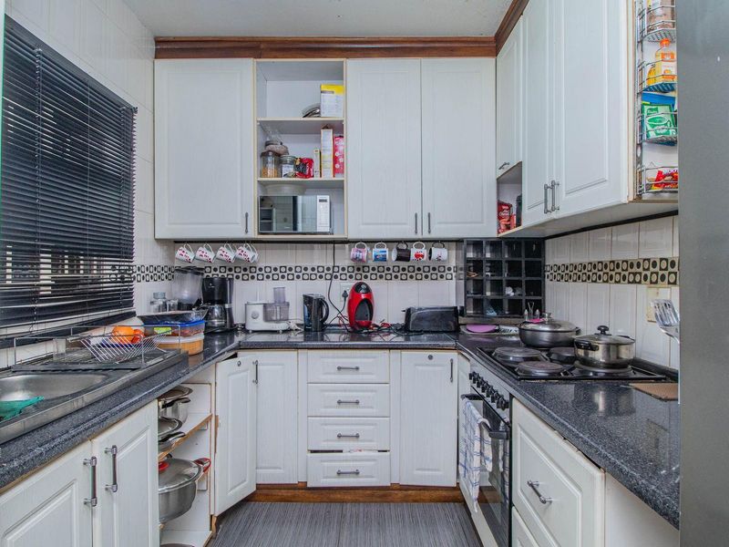 Spacious, neat 2 bedroom Townhouse in popular complex - Photo 10