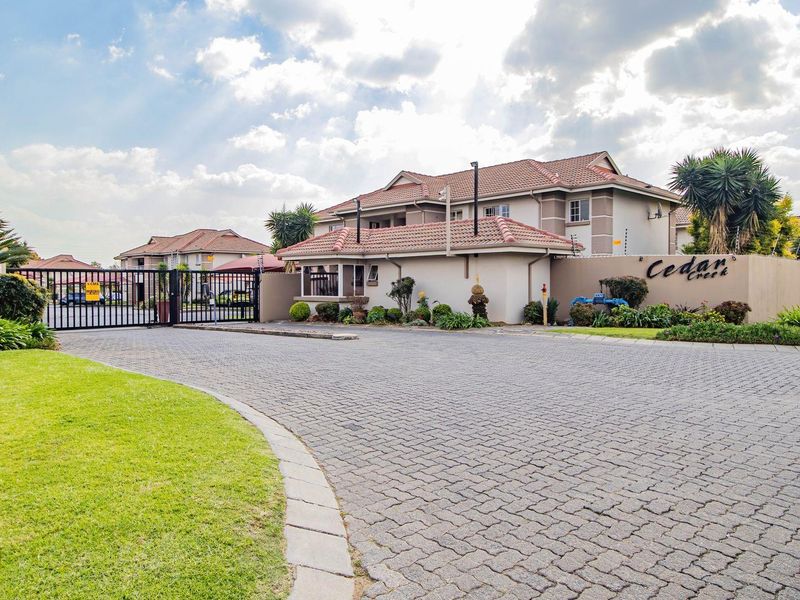 Your Ideal 2-Bed Apartment with Ensuite & Pool Amenities! - Photo 1