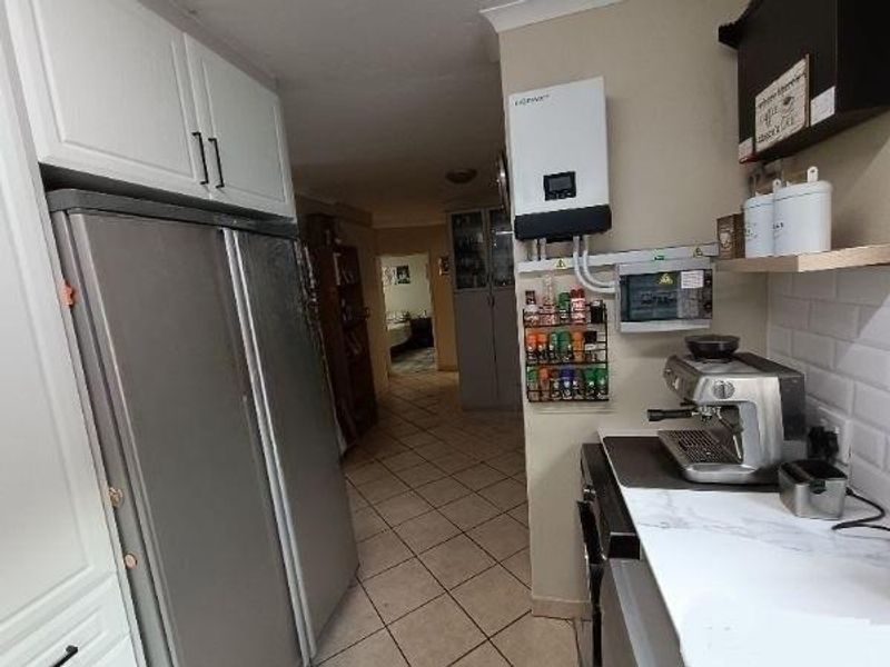 RASLOUW TOWNHOUSE  -  3 LIVING AREAS - 2 BED - 2 BATH  & 2 GARAGES - Photo 4