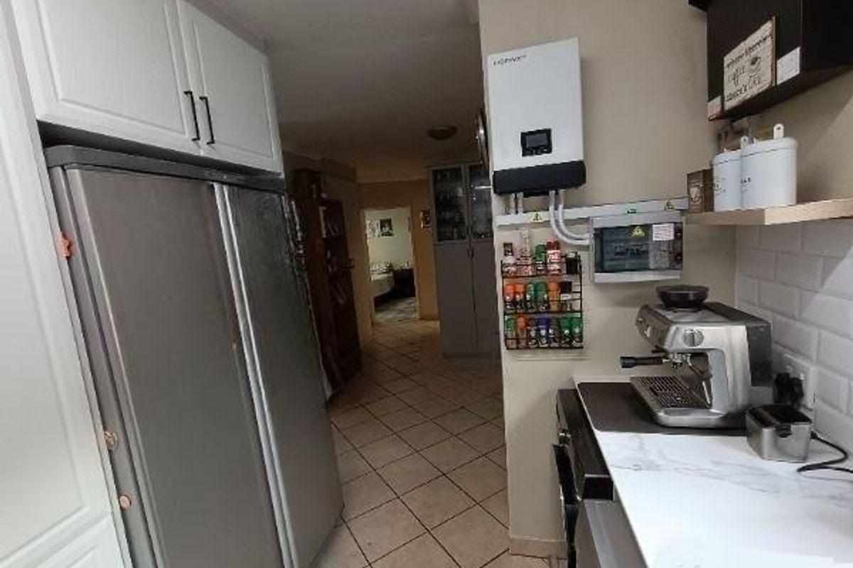 CENTURION - CELTISDAL  -  3 LIVING AREAS - 2 BED - 2 BATH  & 2 GARAGES - Photo 4