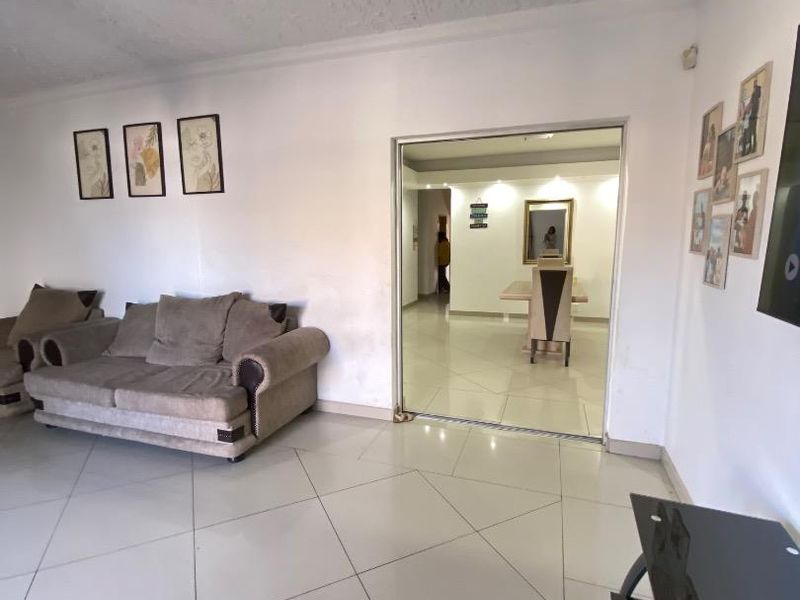 5 Bedroom House For Sale – Cimbebasia - Photo 7