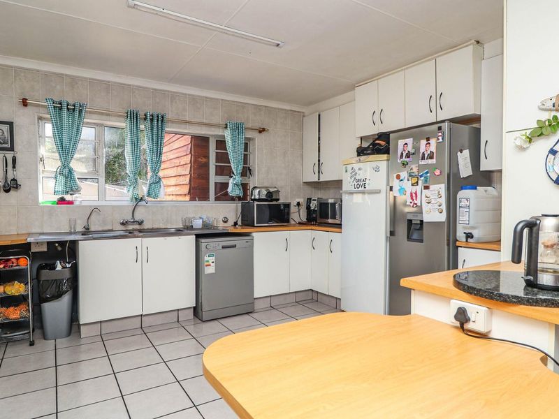 Charming Riverside Retreat with Versatile Living Options - Photo 3