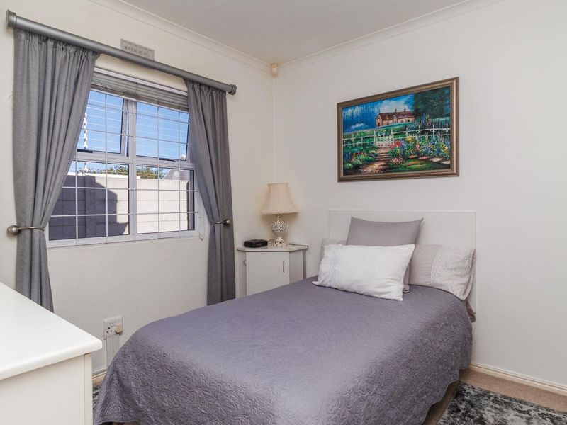 Spacious Coastal Family Living in the Heart of Sunningdale, Cape Town - Photo 8
