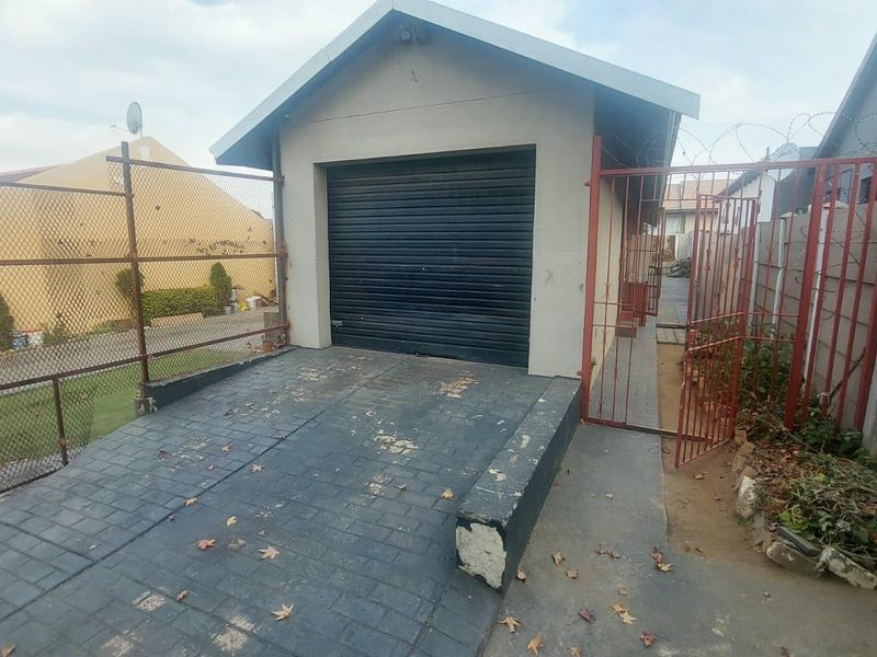 Dual Living Space: Main Home Plus Private Flatlet Included. - Photo 3