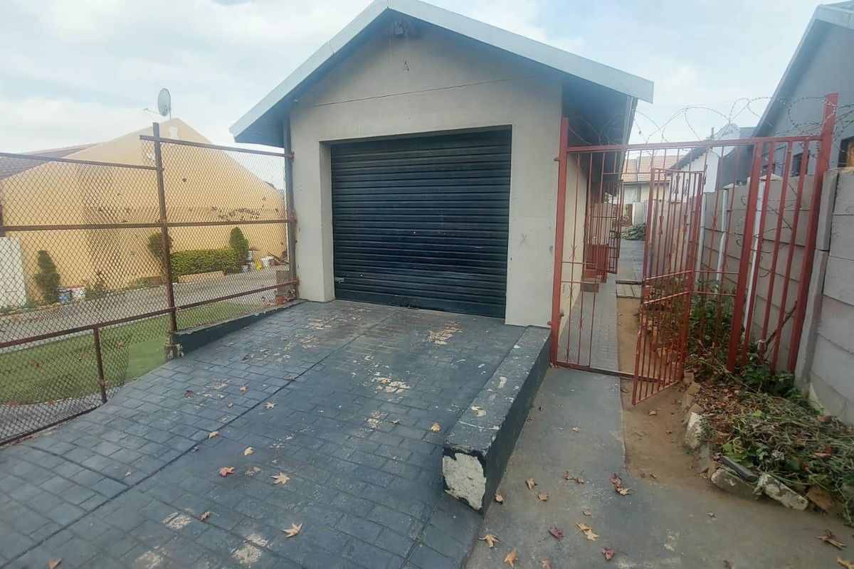 Dual Living Space: Main Home Plus Private Flatlet Included. - Photo 3