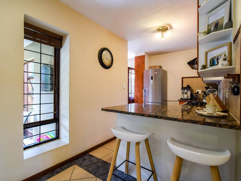ELEGANCE, SECURITY AND CONVENIENCE! - Photo 5