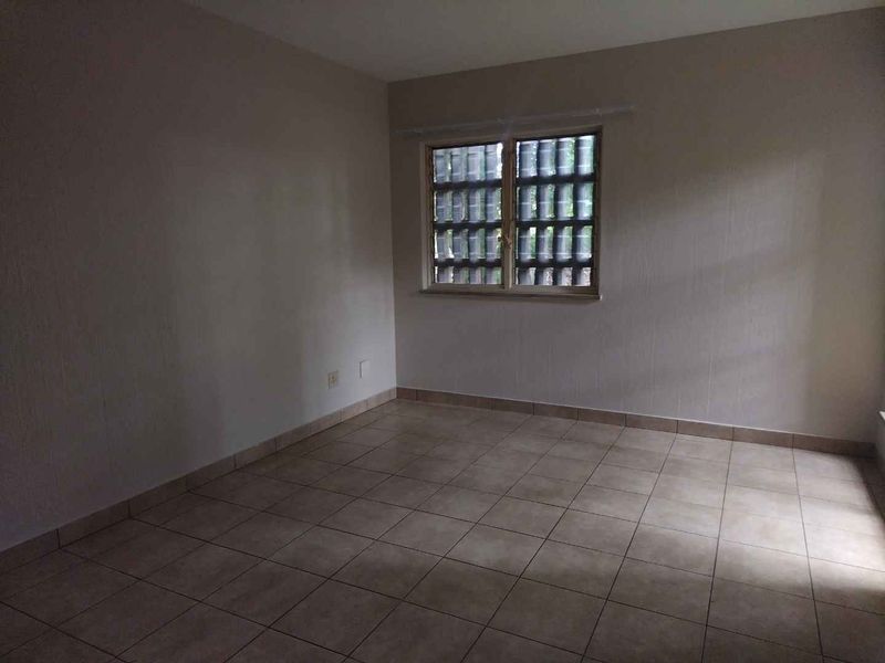 Spacious 3 Bedroom Apartment For Sale in a Prime Location - Photo 5