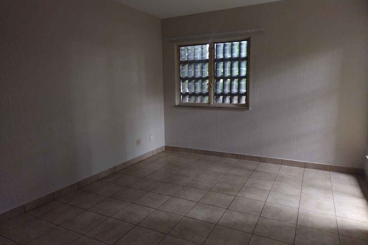 Spacious 3 Bedroom Apartment For Sale in a Prime Location - Photo 5