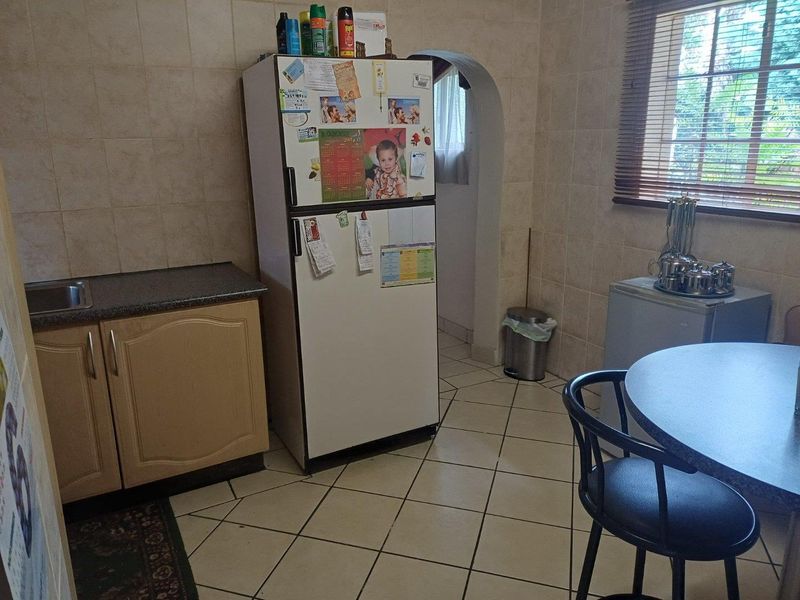 VERSATILE FAMILY HOME WITH BUSINESS POTENTIAL IN VAN RIEBEECK PARK - Photo 10