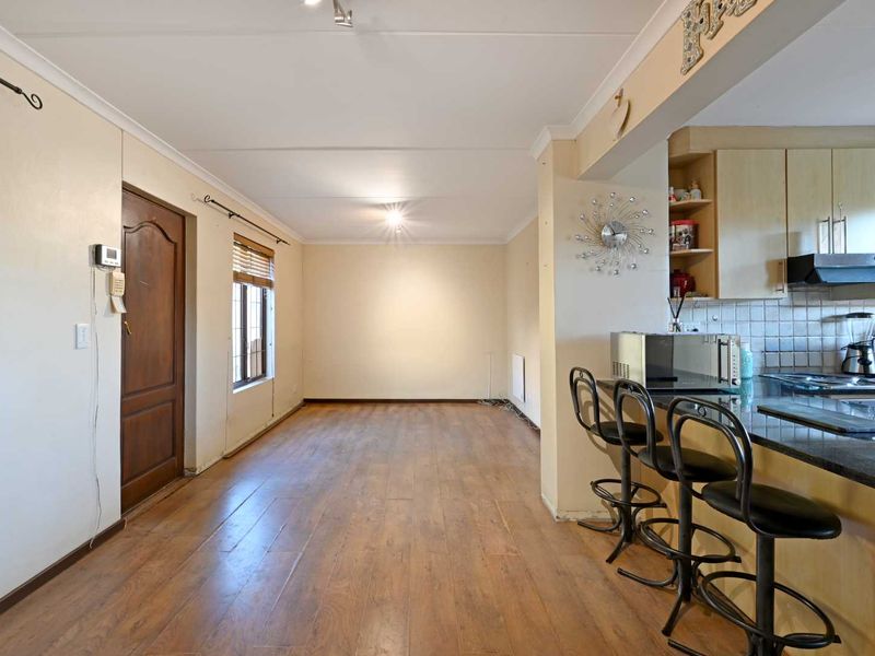 Spacious Family Home with Exceptional Indoor-Outdoor Living in Parklands - Photo 7