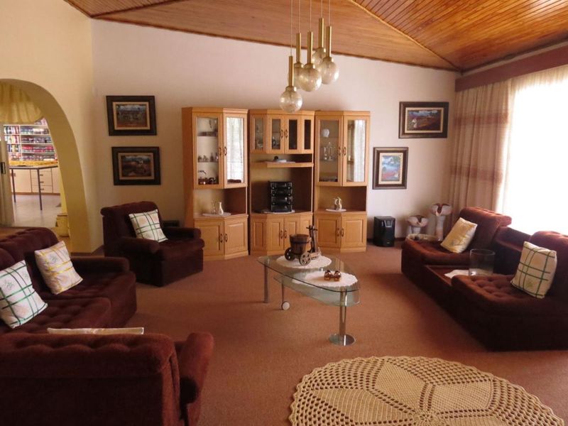 This impressive 3 bedroom family home of 391m2 is for sale in central Okahandja!! - Photo 3