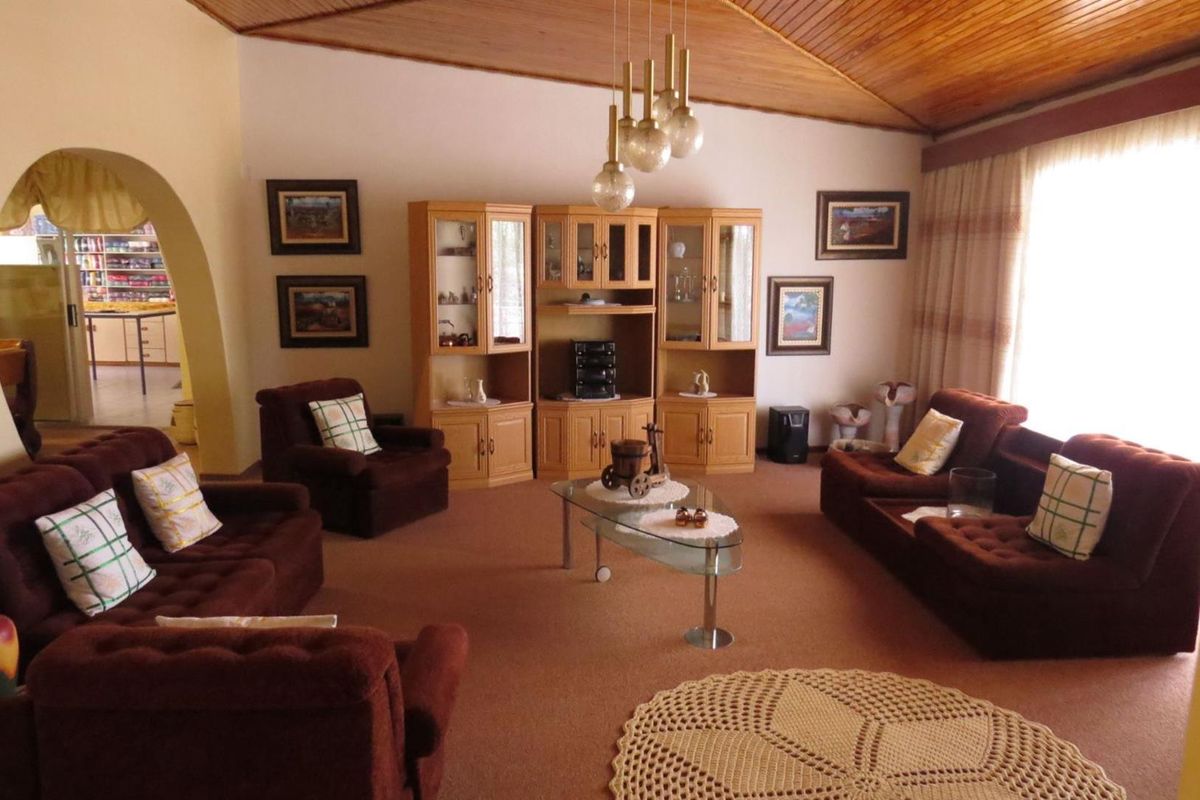 This impressive 3 bedroom family home of 391m2 is for sale in central Okahandja!! - Photo 3