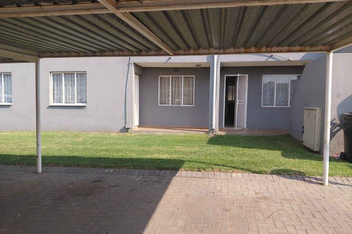 Charming Ground Floor Unit: Comfort & Convenience Await!" - Photo 2