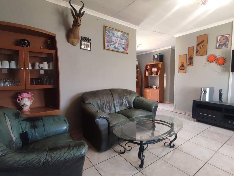 4 Bedroom House for Sale in Cosmo City - Photo 5