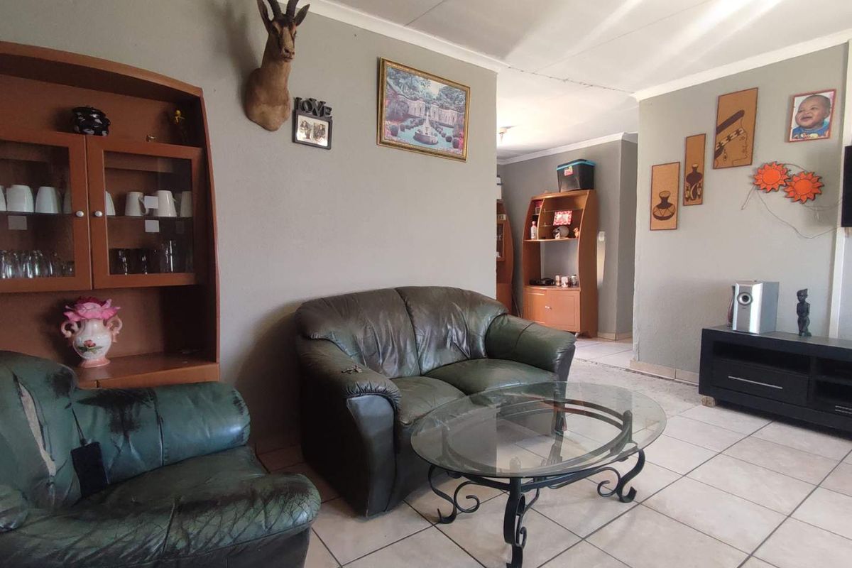 4 Bedroom House for Sale in Cosmo City - Photo 5