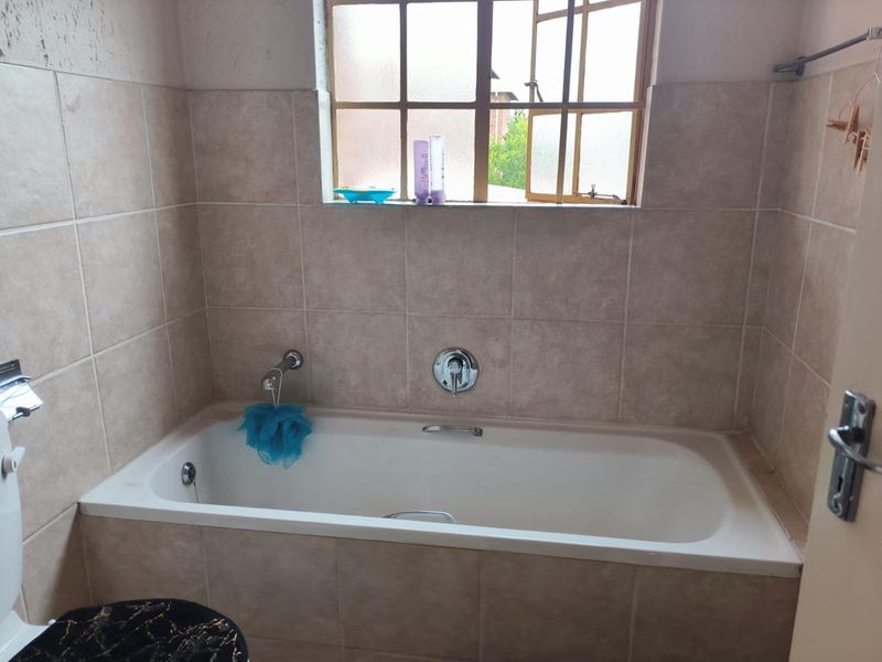 2 bed first floor unit in 24h security complex - Photo 8