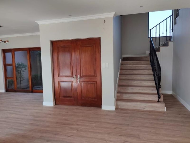 Modern renovated cluster in desirable Morningside complex - Photo 4