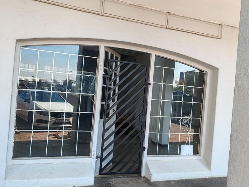 Unlock the potential with this prime space - Photo 5