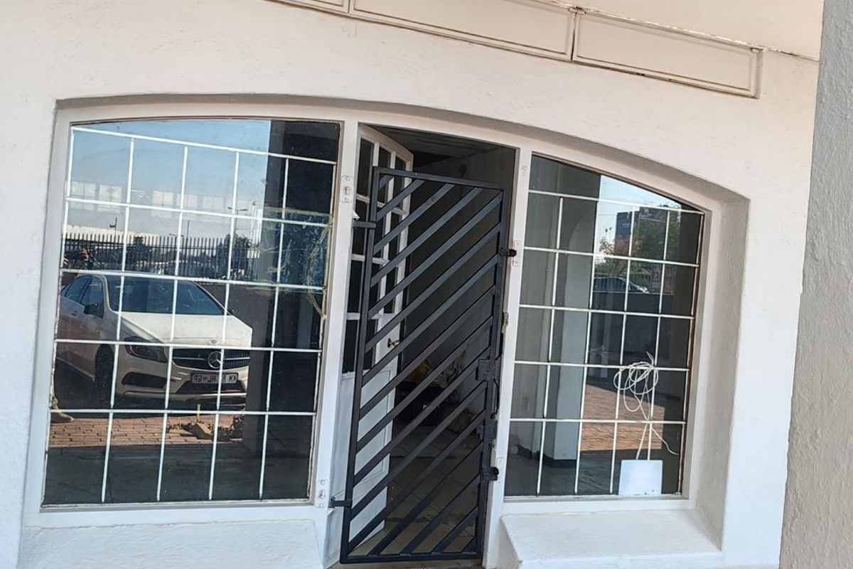 Unlock the potential with this prime space - Photo 5