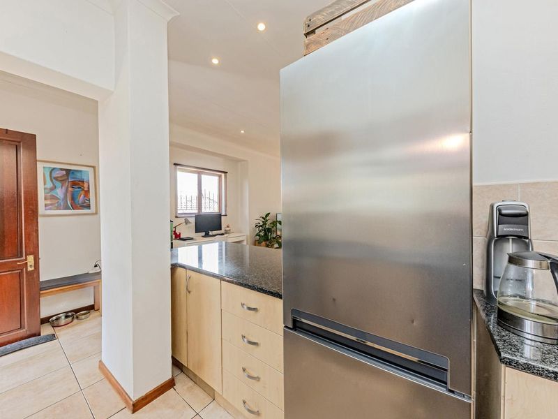 "Your perfect home contemporary, flair and garden retreat. - Photo 6