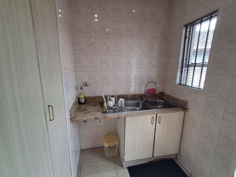 FAMILY HOME WITH FLATLET - BRACKENDOWNS - Photo 5